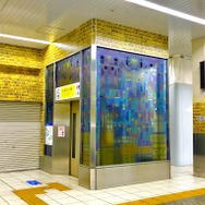 池袋駅1番ホームのエレベーターにステンドグラスデザイン