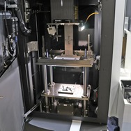 レーザー樹脂溶着の加圧加工の実演が行われていた