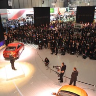 ジュネーブモーターショー2010でボルボS60を紹介するホルバリー
