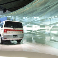 三菱自動車本社にエコ型ショールームがオープン