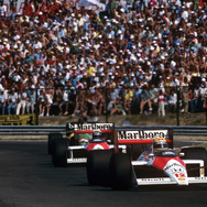 集団の先頭はアイルトン・セナ、2番手はアラン・プロスト（1988年、F1ハンガリーGP）