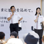フリーアナウンサーのピエール北川氏（左）とカーライフ・ジャーナリストのまるも亜希子氏（右）