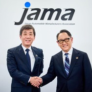 いすゞ自動車の片山正則社長（向かって左）とトヨタ自動車の豊田章男会長