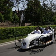 メルセデスベンツの燃料電池コンセプト、歴史的ルートを走行