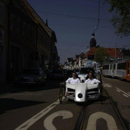 メルセデスベンツの燃料電池コンセプト、歴史的ルートを走行