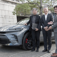 デザイナーの宮崎満則さん（左）と、チーフエンジニアの清水竜太郎さん（中央）。車両はPHEVのプロトタイプ