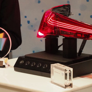 レーザーと光ファイバーの組み合わせたテールライトは、CES 2024で「イノベーション賞」を受賞した