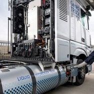 ダイムラートラックが共同開発した液体水素の新しい補給技術「sLH2」