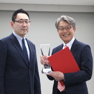 新型プリウスの開発を担当したトヨタ自動車 Toyota Compact Car Company TC製品企画 ZF 主幹の菅野伸介氏（右）と「いいクルマアワード2024」三浦和也選考委員長（左）