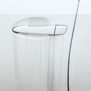 淡色車用：クリーナー性能を高めた処方で、雨ジミやしつこい汚れを除去