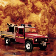 【働くクルマ】強そう…ランドローバー『ディフェンダー』ベースの消防車