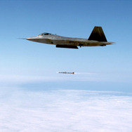 F-22ステルス戦闘機、日本の本土に初飛来