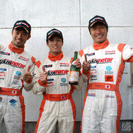 優勝チームのドライバートリオ。左から横溝直輝、佐藤公哉、このチームのオーナーでもあるベテラン田中哲也。(C) スーパー耐久機構。写真提供：スーパー耐久機構