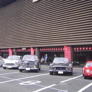 国立劇場でスタートを待つ参加者たち。右からフィアット・アバルト・レコルト・モンツァ（1959年、伊）、フェラーリ250GTピニンファリーナ（1962年、伊）、ボルボ122S（1964年、瑞）、フォード・コルチナ・ロータス（1964年、英）、フィアット・アバルト850TCコルサ（1965年、伊）