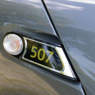 サイドターンシグナルの横に書かれた数字はシリアル番号。米国での実験車両500台は1から500、ベルリンでの実験車両は500から550の数字が割り当てられるという。