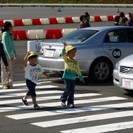 信号機のあるところで横断歩道の渡り方を練習する幼児たち。このような幼児向けの交通安全教室も社会貢献の一貫として定期的に行っている