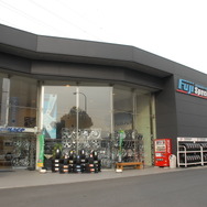 第三京浜港北インター出口のランプ脇に位置する横浜店。近隣には輸入車販売店が多い