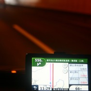 横浜横須賀道路のトンネル内。トンネルに入る直前の速度を維持したままトレースする