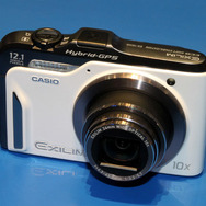 EX-H10をベースにGPS機能を搭載した「ハイブリッドGPSカメラ」。GPS用に専用CPUを搭載したため、画像処理系に影響は与えていないという