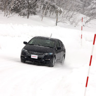 北海道・旭川の鷹栖テストコースを駆け抜けるインサイト（写真＝ホンダ提供）