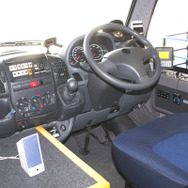 WEB-2の運転席。センターパネル上部にEV関連のスイッチやインジケーターを収める。