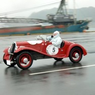 雨の久里浜港で競技中のフィアット・バリラ・コッパドーロ 