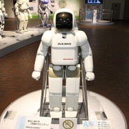 こちらは2000年12月発表の初代ASIMO。身長120cm、体重52kg。現行の新型ASIMOは、身長130cm、体重54kg