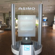 ASIMOストーリー。開発者による開発ストーリーや説明などを見られる映像装置