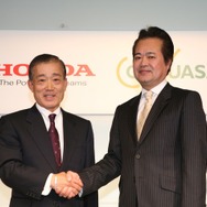 福井威夫ホンダ取締役社長（当時）、依田誠GSユアサ取締役社長（2008年12月）