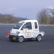 タイムアタック中のミゼットII EVの2号車