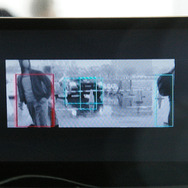 アイサイトは2つのカメラを使用することで障害物の形、距離を正確に認識することができる