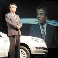 【新聞ウォッチ】白装束集団、車両偽造登録の疑いで一斉捜索