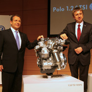 VWジャパンのゲラシモス・ドリザス社長とヘルマン・ミッデンドルフ博士