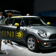 「BMW Group Mobility of the Future - Innovation Days in Japan 2010」では、MINI Eを日本で初めて一般公開した