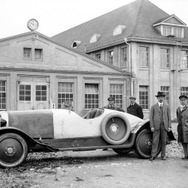 W3。右から2番目がカール（工場前で、1924/25年ごろ）
