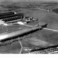グラーフ・ツェッペリン飛行船。写真右下は工場（1928年）