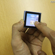 iPod nanoの画面を指でスライドさせているところ iPod nanoの画面を指でスライドさせているところ