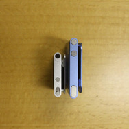 iPod nano/iPod shuffleの操作ボタン部分。iPod shuffleの小ささが分かる iPod nano/iPod shuffleの操作ボタン部分。iPod shuffleの小ささが分かる