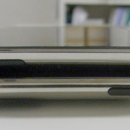 iPod touchの電源ボタンは前世代とは逆に（上が新型） iPod touchの電源ボタンは前世代とは逆に（上が新型）