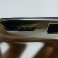 iPod touchのDock部分脇に搭載されたスピーカー iPod touchのDock部分脇に搭載されたスピーカー