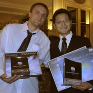 2位のスロベニアのアンドレイさん（左）と永塚伸洋さん