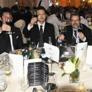 勝利の乾杯をする日本代表の永塚伸洋さん（左から2番目）