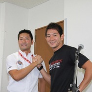 日本人選手どうしの握手。予定では佐藤琢磨選手もくるはずだったが