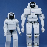 ホンダの人間型ロボット ASIMO（アシモ）10周年、写真となりはP3