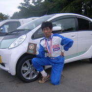 三菱i-MiEVを駆り、最終戦優勝と同時に、JAF史上初のEVチャンピオンとなった中野はじめ選手（ZEVEX Racing Team所属） 