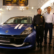 発表会にはルノー往年のドライバー、ジャン・ラニョッティ氏（左）も登場した