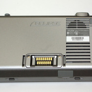 裏面は上部に外部GPSアンテナ用端子、下部にマイクロSDカードスロットがある。