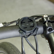 付属のマウントを2本のゴムバンドでハンドルに固定。マウントの裏はゴムシートなので自転車を傷つけることはない