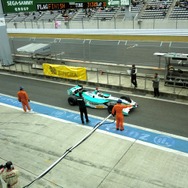 Fニッポンで連勝したロッテラーが自チームのピット前を通り車検場へ。チーフエンジニアが拍手を贈る