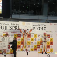 GT500のレース2、優勝は伊藤（中央）、2位が大嶋（左）でレクサス勢1-2。3位は小暮卓史（ホンダHSV-010）